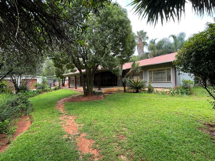 Meyerspark House For Sale: 4 Bedrooms, Pool, Lapa, Close to Schools and Amenities.