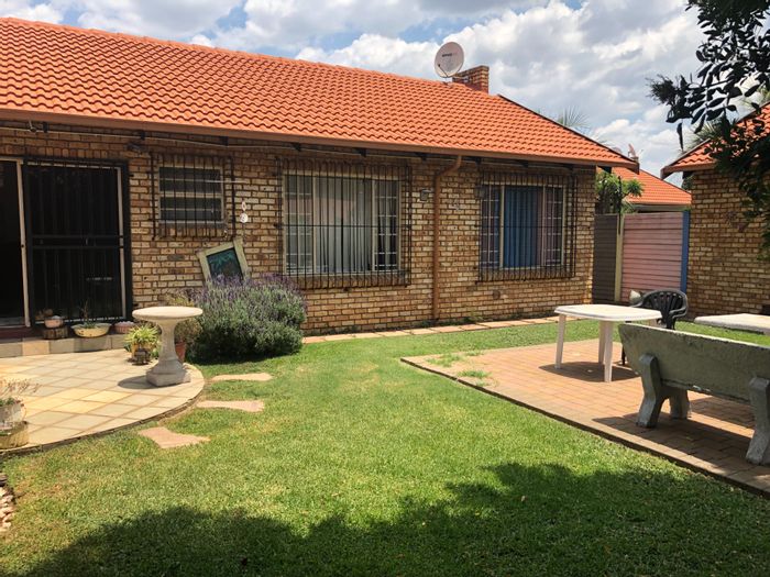 Property #ENT0268436, Townhouse for sale in Parktown Estate