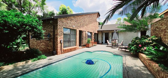 Faerie Glen House For Sale: 3 bedrooms, pool, double garage, open-plan living.