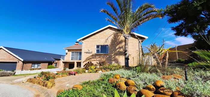 House for Sale in Stilbaai Wes: Indoor braai, spacious living, established garden.