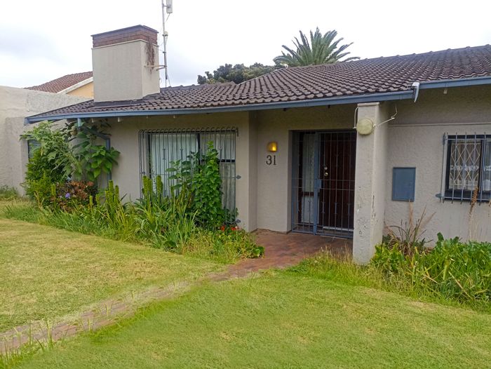 Kew House For Sale: 3 Bedrooms, Pool, Security, Close to Amenities.