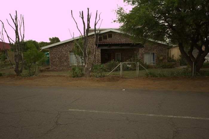 House for Sale in Oviston: 3 Bedrooms, Garage, Garden, Near Gariep Dam.