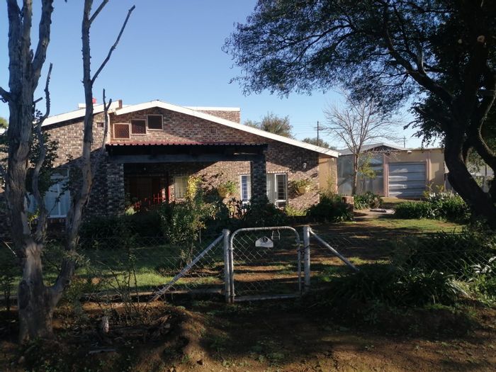 House for Sale in Oviston: 4 beds, granny flat, garden, near Gariep Dam.