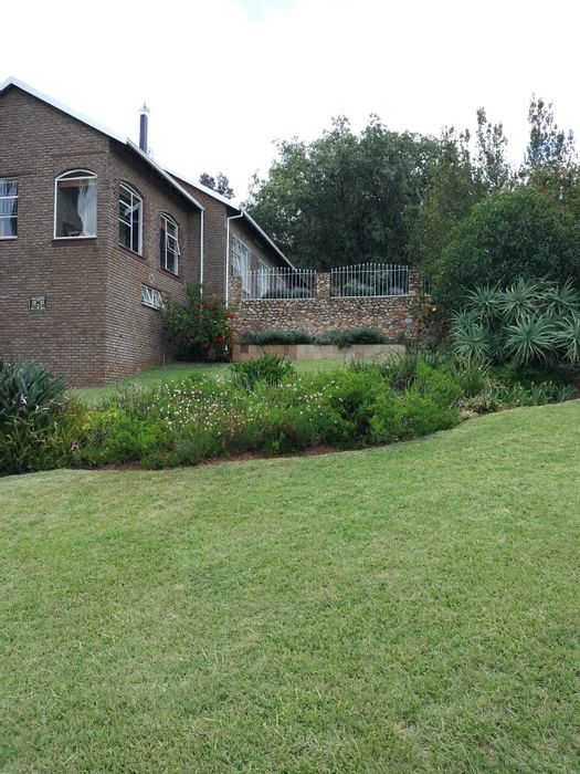 Rant En Dal House For Sale: 3 Bedrooms, braai area, scenic views, 4 garages.