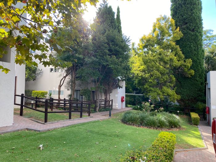 Morningside Apartment For Sale: Secure top floor unit with pool and parking.