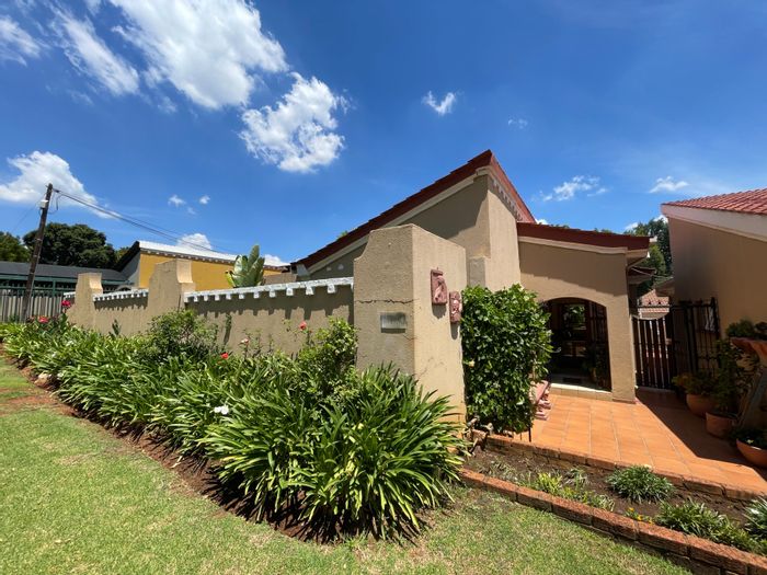 Lynnwood Glen House For Sale: 3 beds, borehole, double garage, staff accommodation.