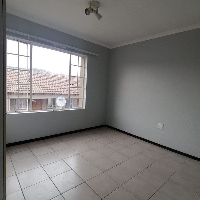 Stylish 2-Bedroom Apartment in Wilgeheuwel with Security and Convenient Amenities!