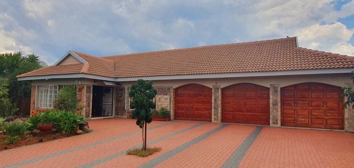 For Sale: House in Mookgopong Central with 3 bedrooms, garages, and garden amenities.