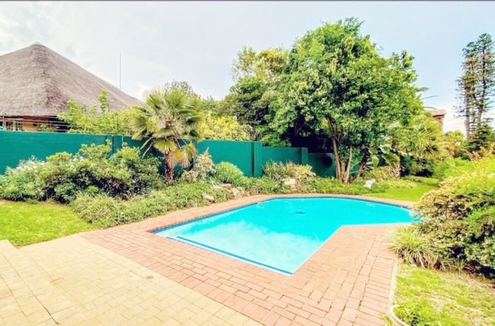 Bryanston Apartment For Sale: Spacious 1 Bed, Pool, Close to Malls & Schools!