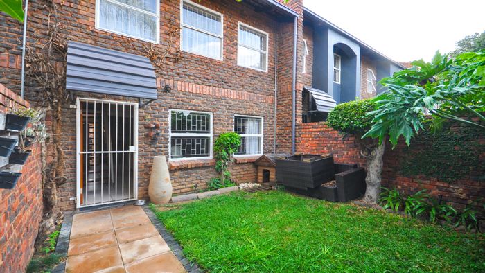 Modern Garsfontein Townhouse For Sale: 2 Beds, Pet-Friendly, Close to Menlyn Amenities!