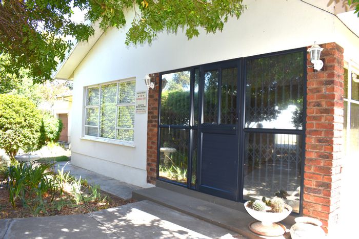 House for Sale in Villiersdorp Central: 3 beds, flat potential, garage, garden.