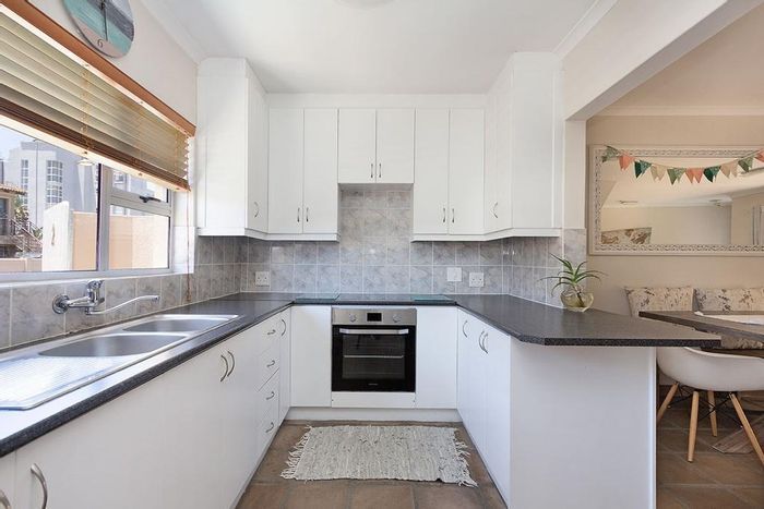 Townhouse To Rent in Table View: 3 beds, outdoor braai, near Blouberg Beach.