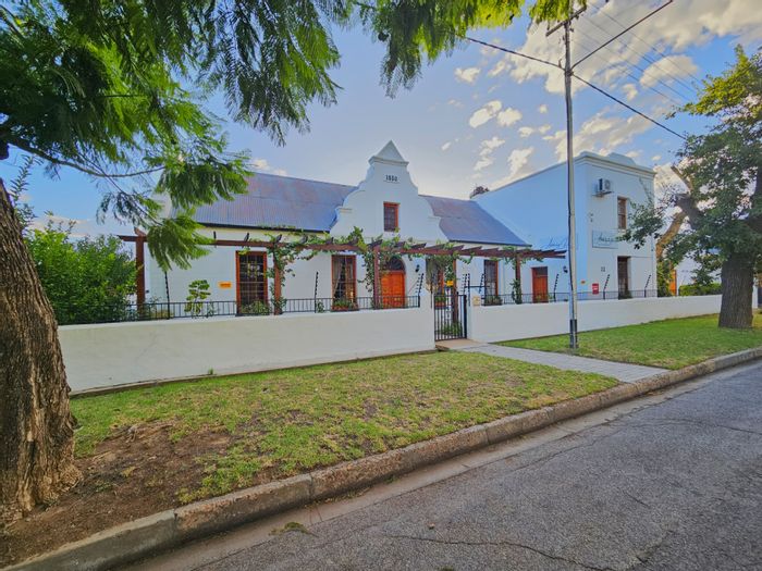 For Sale: House in Robertson Central with 6 en-suite guest rooms & recreational facility