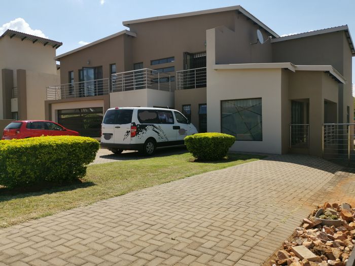 Amandasig House For Sale: 5 bedrooms, pool, double garage, security estate amenities.