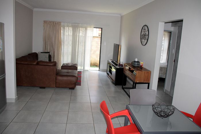 Ground-floor apartment in Pretoria North with garden, three bedrooms, and ensuite. For Sale.