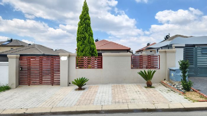 For Sale: House in Riverside View Ext 31, 2 beds, guest bathroom, ample parking.