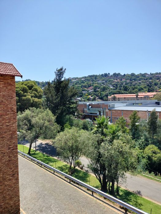 Helderkruin Townhouse For Sale: 2 Bedrooms, communal pool, braai area, near shopping.