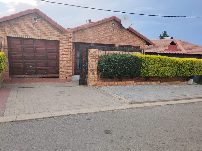 Klipfontein View House For Sale: 4 bedrooms, double garage, paved yard, ensuite bathrooms.