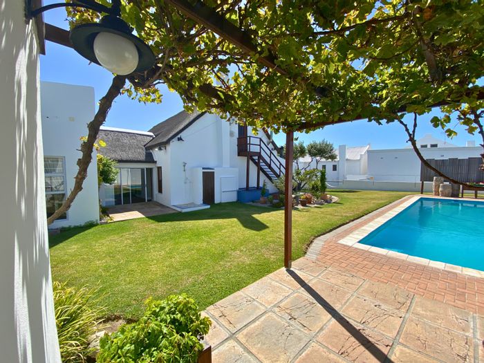 Gansbaai Central House For Sale: 4 beds, sea views, guest suite, pool, cottage.