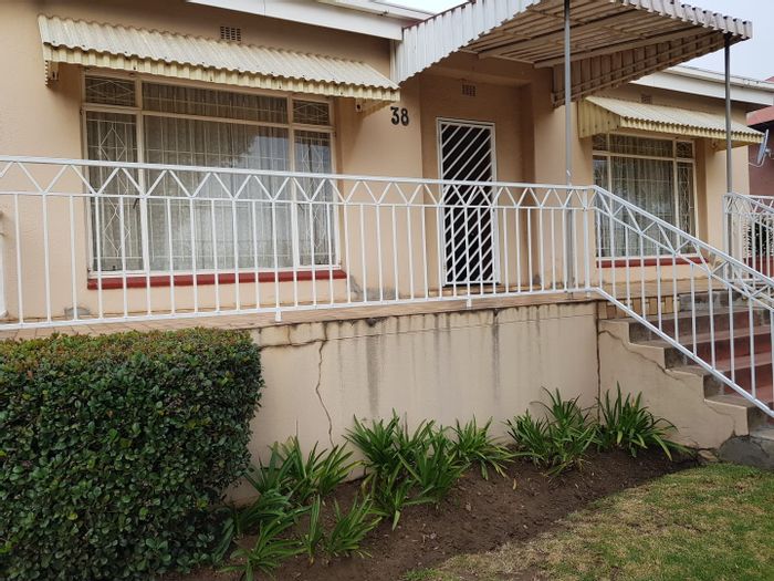 For Sale: House in Rosettenville with garden, garage, staff quarters, and spacious layout.