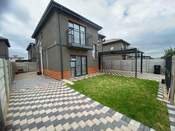 Property #ENT0270580, House for sale in Leopard's Rest Security Estate
