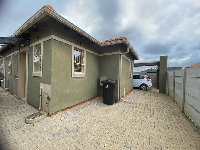 Property #ENT0270581, House for sale in Leopard's Rest Security Estate