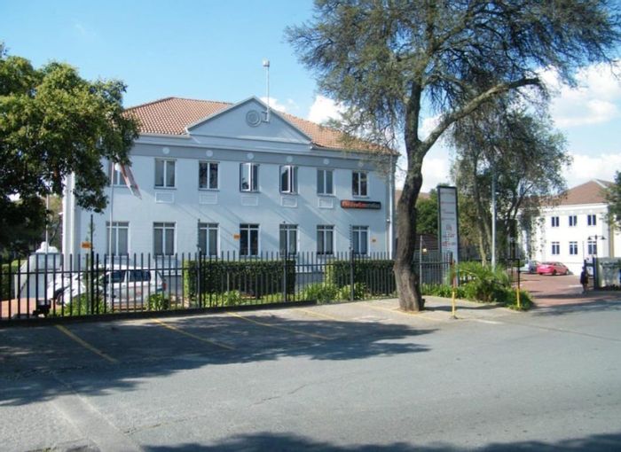 For Sale: Rivonia Office with 43 parking bays, generator, and fibre connectivity.