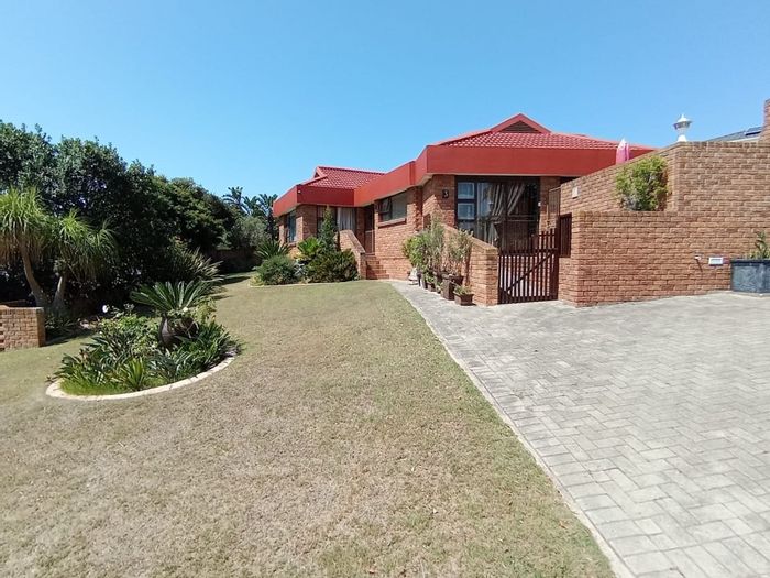 For Sale: House in Fraaiuitsig with income-generating flatlets and ample parking.