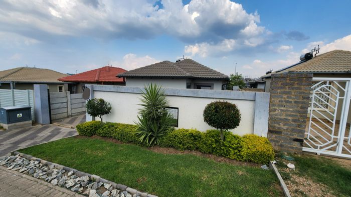 House For Sale in Riverside View Ext 35: 3 Bedrooms, Garden, Braai Area, Near Amenities.