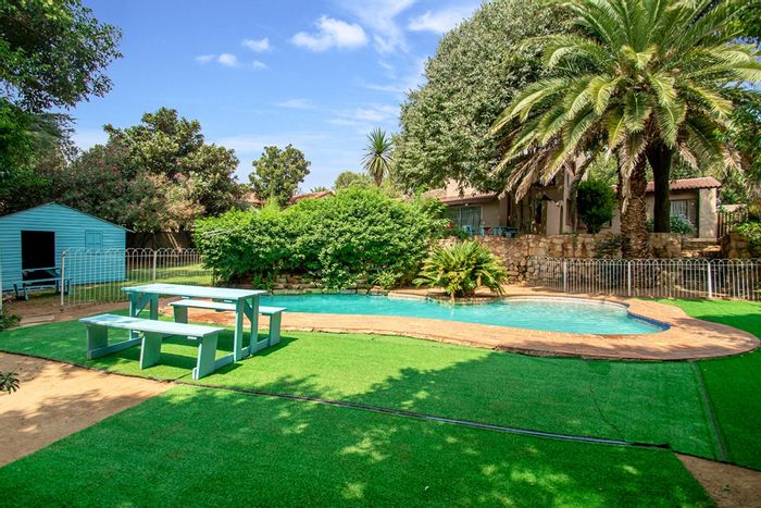 Weltevreden Park House For Sale: 3 bedrooms, pool, entertainment area, staff accommodation.