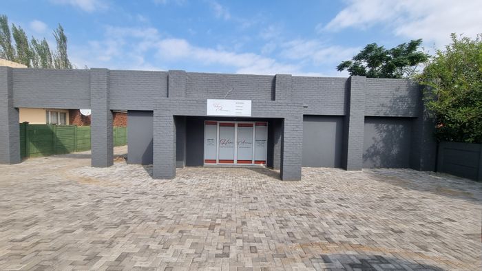 For Sale: House in Lydenburg Central with ample parking and spacious offices.