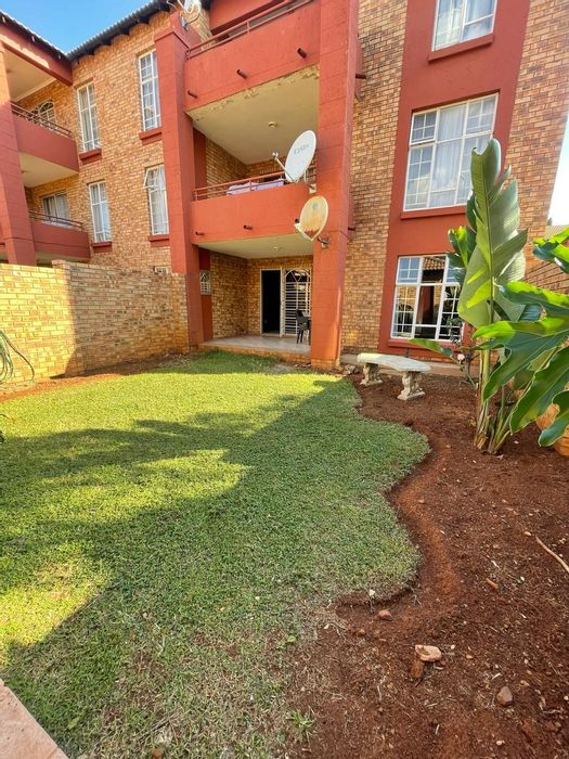 Townhouse for Sale in Die Hoewes: 2 beds, private garden, garage, close to amenities.