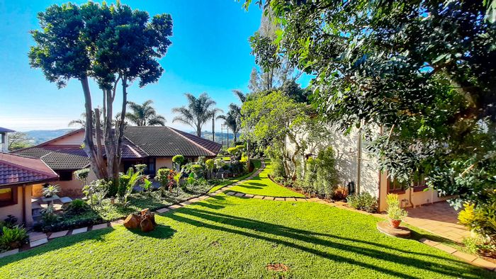 Ballito Central Apartment For Sale: 3 beds, pool, garage, sea views.