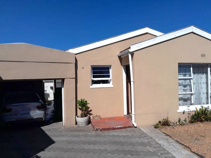 Property #ENT0272883, House for sale in Strandfontein Village