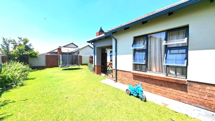 For Sale: Townhouse in Amberfield with 3 beds, garden, double garage, solar system.