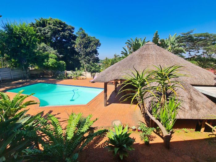 Stunning Yellowwood Park Corner House with Pool, Lapa, and Jacuzzi For Sale