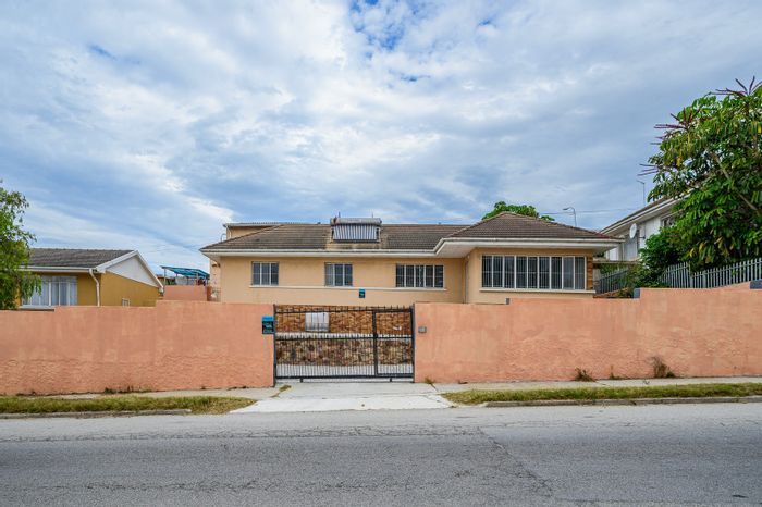 House For Sale in Mount Croix: Double garage, flatlet, veggie garden, splash pool.