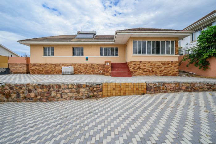 House For Sale in Mount Croix: Double garage, flatlet, veggie garden, splash pool.