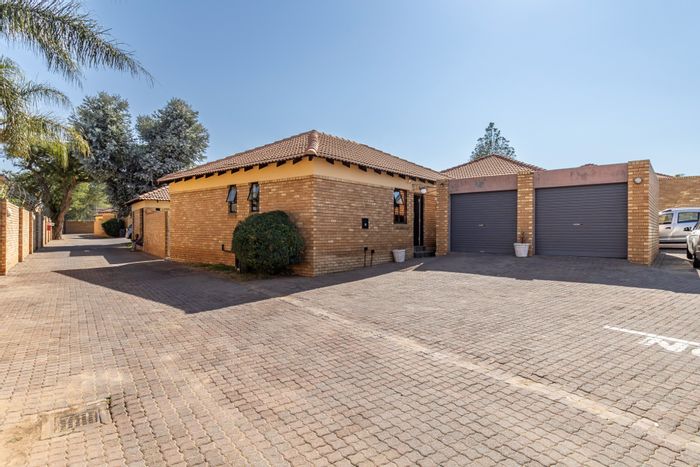 House for Sale in Halfway Gardens: 3 beds, double garage, private garden, lapa.