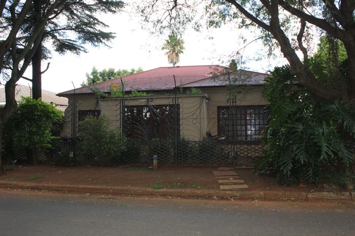 Brenthurst House For Sale: 3 bedrooms, pool, garage, near school and amenities.