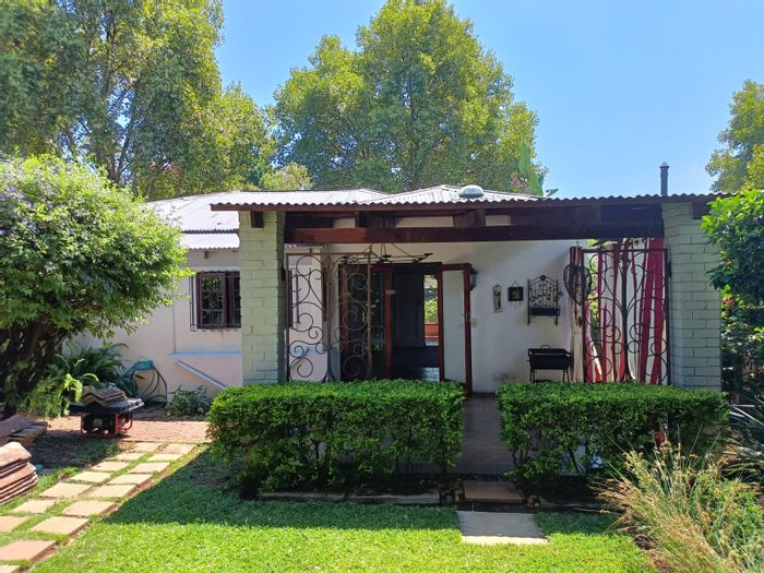 Westdene House To Rent: 2 beds, cottage, secure parking, manicured garden.