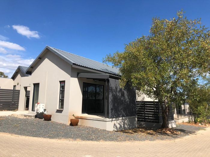 2-bed, 2-bath house in Hoedspruit Central to rent with communal pool access.