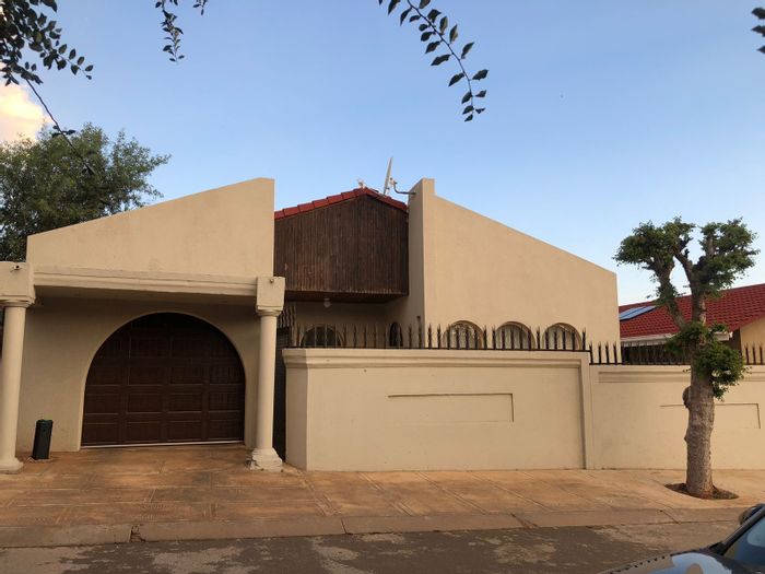 Property #ENT0273125, House for sale in Protea North