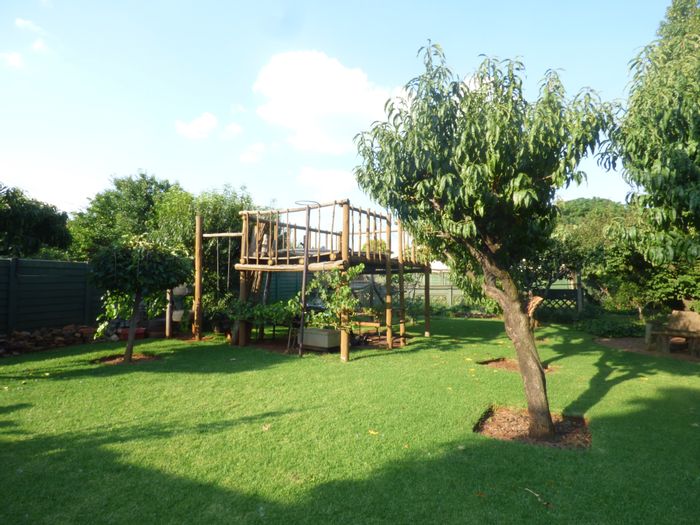 For Sale: 4-Bedroom House in Boksburg West with pool, garden, and security features.