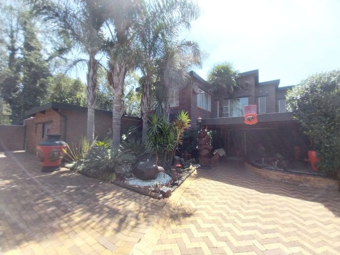 For Sale: Strubenvale House with dual homes, pool, borehole, and ample parking.