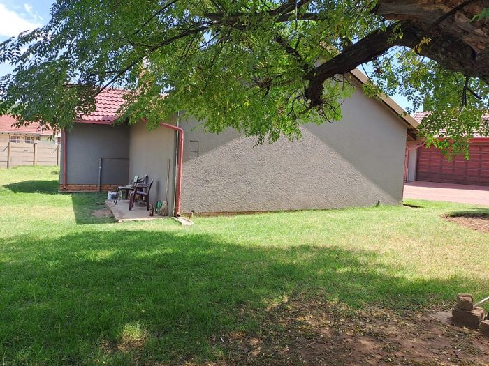 Dalpark House For Sale: 3 beds, 2 baths, entertainment room, double garage.