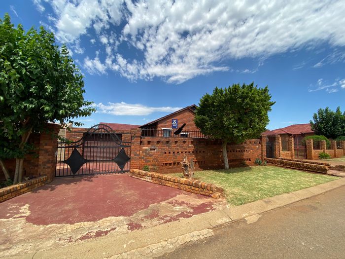 Property #ENT0273504, House for sale in Vosloorus Ext 2