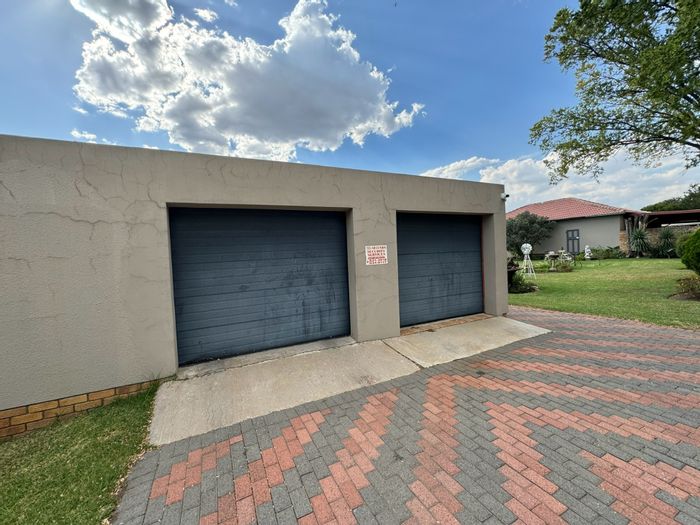 Property #ENT0273527, House for sale in Secunda Central
