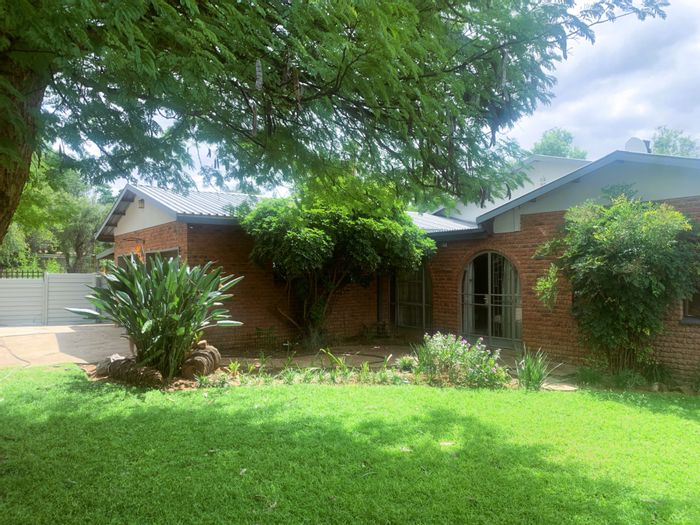 For Sale: Spacious 4-bedroom house in Modimolle Central with pool and solar power.