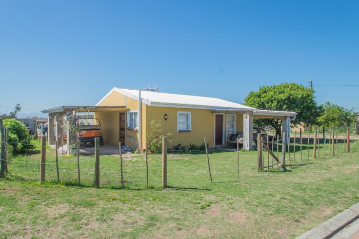 For Sale: House in Theronville with open plan living and carport.